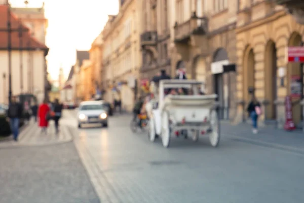 The white carriage is riding along the old street in front of th — Stock Photo, Image