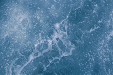 Soyut mavi deniz suyu ile beyaz köpük ve kabarcıklar backgrou için