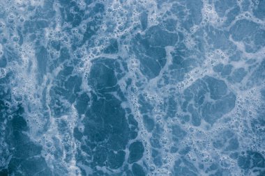 Soyut mavi deniz suyu ile beyaz köpük ve kabarcıklar backgrou için