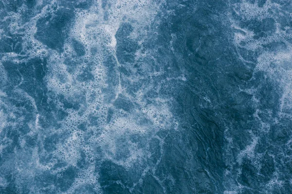 白い泡と泡れたらの抽象的な青い海の水 — ストック写真