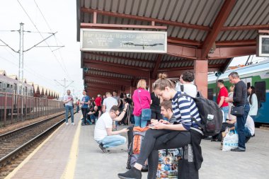 Przemysl, Polonya, 15 Nisan 2018, Bagaj inci üzerinde olan birçok kişi
