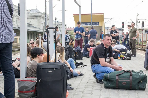 Przemysl, Polen, 15. April 2018, viele Menschen mit Gepäck an Bord — Stockfoto
