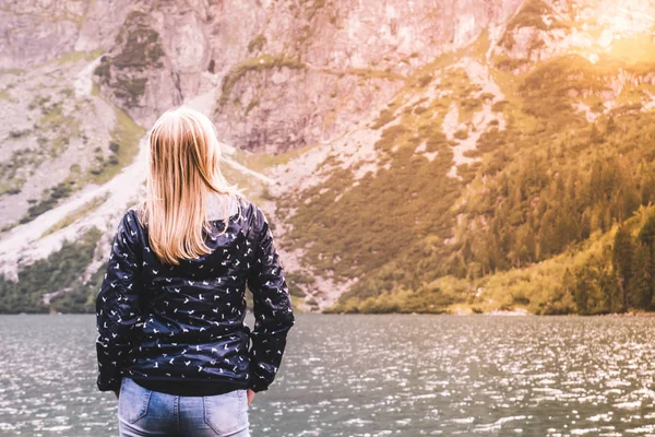 若いブロンドの女の子が立て、青い山の湖では、 — ストック写真