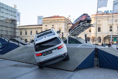 Krakow, Polonya, iki araba Land Rover disk test 18 Nisan 2018