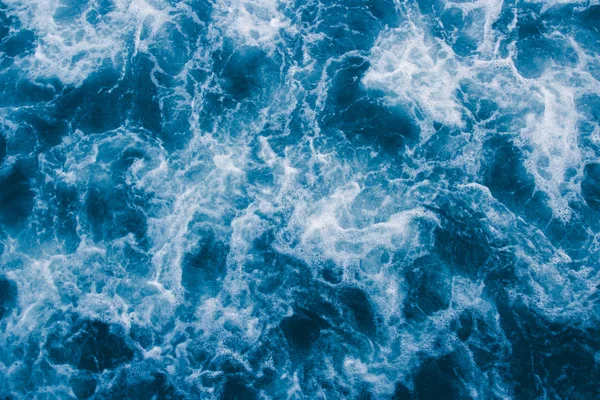 Ondas marinas azules abstractas con espuma blanca para el fondo, natural —  Fotos de Stock