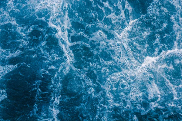 Абстрактные голубые морские волны с белой пеной для фона, натуральные — стоковое фото