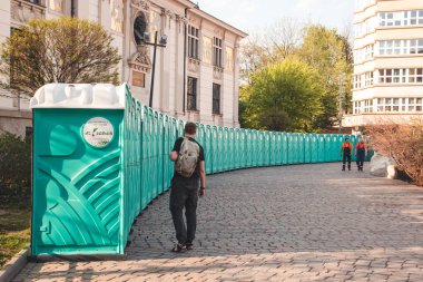 Krakow, Polonya, 21 Nisan 2018, bir kişi standları bir büyük n yakın: