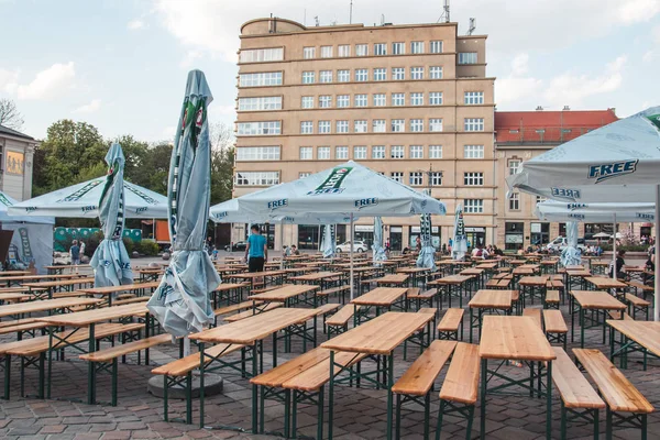 KRAKOW, POLONIA, 21 de abril de 2018, Un montón de mesas vacías portátiles a — Foto de Stock