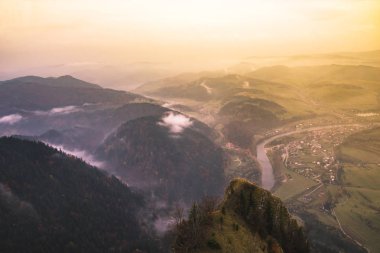 Gün batımında, t aşağıda siste Dağları ile güzel manzara