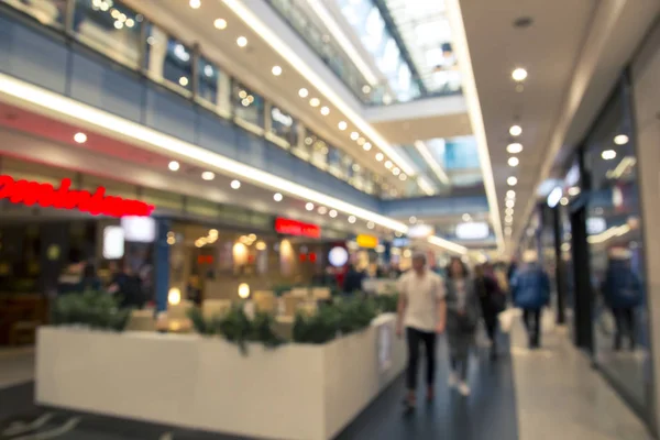 Persone e compratori vanno all'interno di un grande centro commerciale, un sacco di negozi — Foto Stock