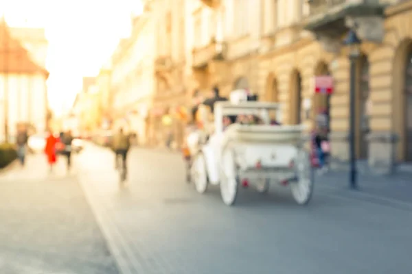 El carruaje blanco está cabalgando a lo largo de la vieja calle al atardecer, blu — Foto de Stock