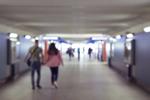 La terminal de la estación de tren, dos mujeres caminando a lo largo de la — Foto de Stock