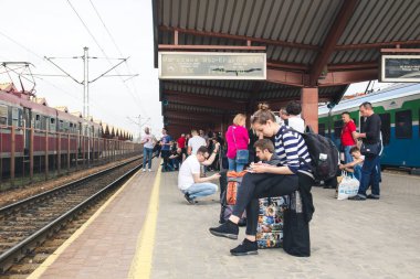 Przemysl, Polonya, 15 Nisan 2018, Bagaj inci üzerinde olan birçok kişi