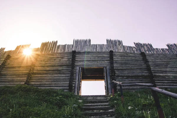 The old wooden gate and strengthened palisade,  through the barr — Stock Photo, Image