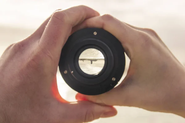 İki, erkek ve dişi bir kamera lens aracılığıyla le elele