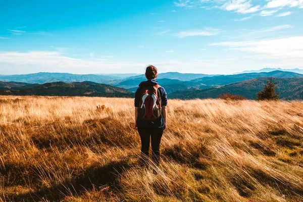 Chica sola con mochila, se levanta contra un panorama de otoño Fotos De Stock Sin Royalties Gratis