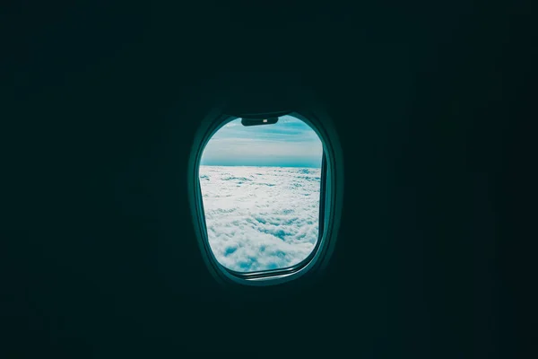 Vista da janela plana para as nuvens azul-turquesa e céu — Fotografia de Stock