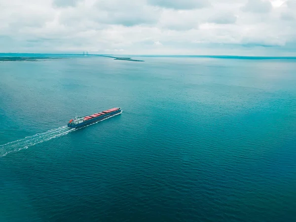 Крупное транспортное грузовое судно, парусный спорт по бирюзовому морю, вид Стоковая Картинка
