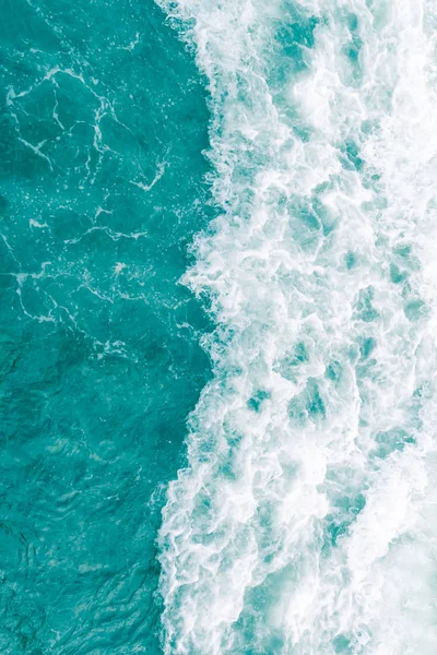 Turkos olivgrön ocean våg under sommaren tidvatten, abstrakt Stockfoto