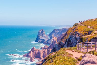 Cabo da roca, mavi turkuaz okyanus ve mor manzaralar. 