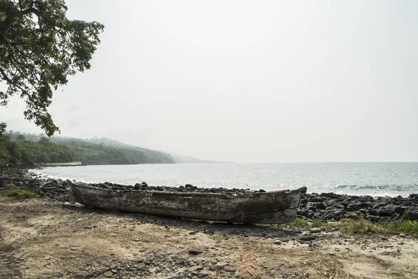 サントメの熱帯の島の木造漁船 — ストック写真