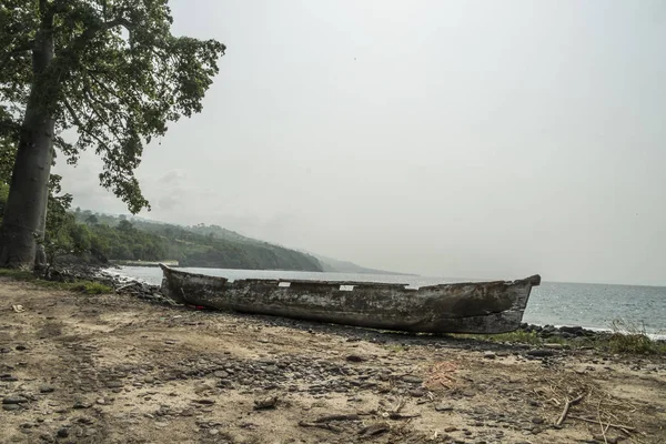 サントメの熱帯の島の木造漁船 — ストック写真