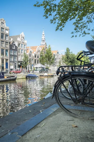 Célèbre canal d'Amsterdam avec vélos et bateaux — Photo