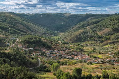 Vadi evleri arasında dağlar Portekiz ile