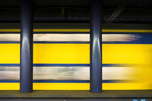 Station de métro à Amsterdam avec le train en mouvement — Photo