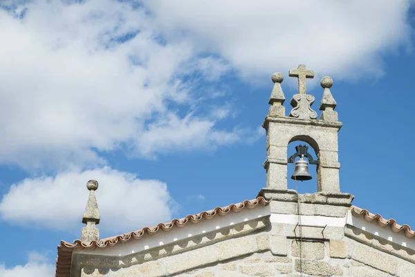 Parte superior de una iglesia con cino en el norte portugal — Foto de Stock