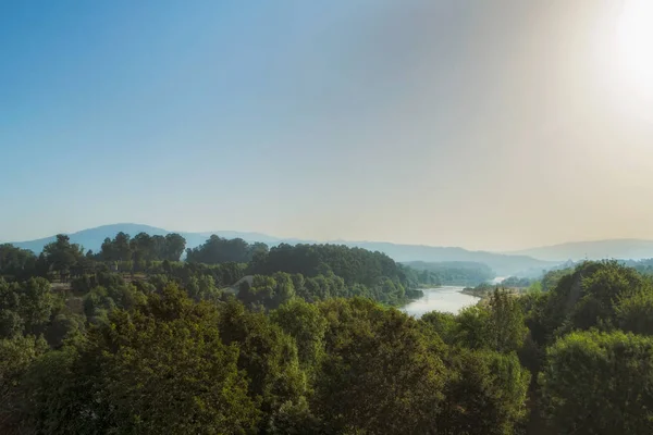 Uitzicht vanaf de top van het bos met rivier in portugal — Stockfoto