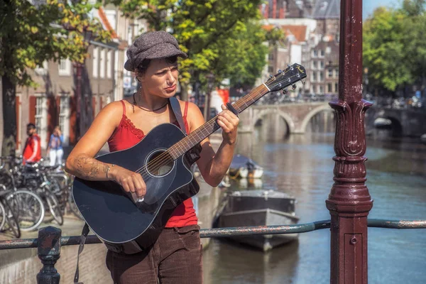 Amsterdam / Hollande - 9 / 12 / 14 chanteur de rue à Amsterdam — Photo