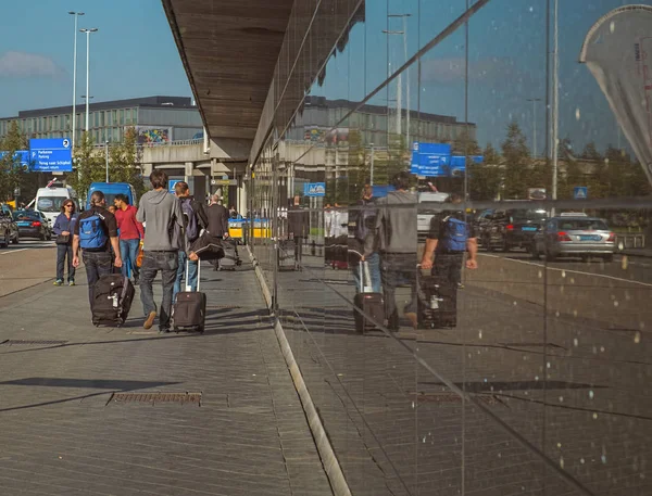 Amsterdam / Holland - 9/12/14 -  People walking with bags, refle — Stock Photo, Image