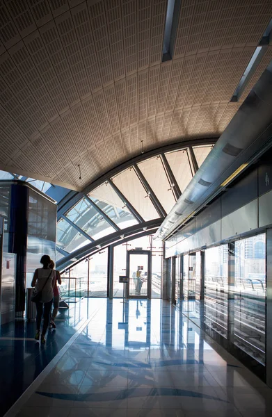 UAE / DUBAI - 9/12/2012 - Dubai metro station — Stock Photo, Image