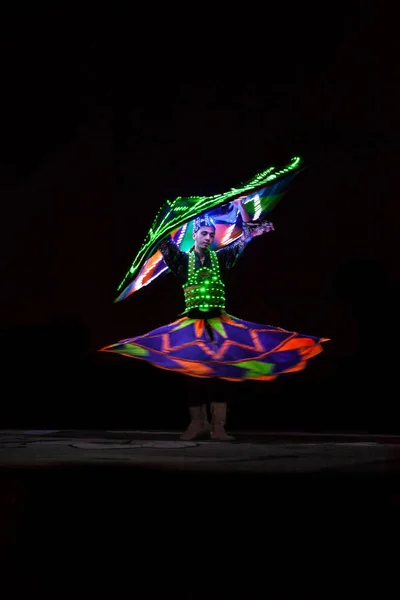 UAE / DUBAI 21 / 09 / 2012 - Dançarino local com terno luminoso — Fotografia de Stock