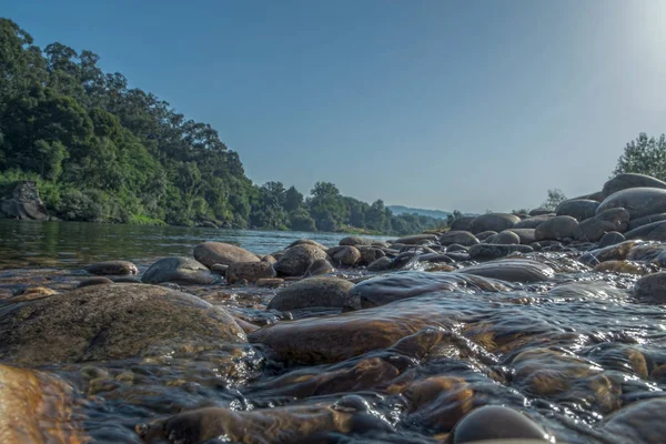 Corriente fluvial con piedras en portugal — Foto de Stock