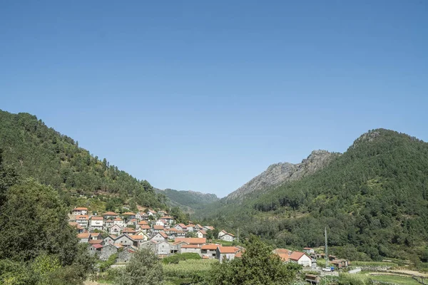 Pueblo en valle de montaña en portugal —  Fotos de Stock