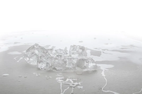 氷が溶けて分離された石 — ストック写真