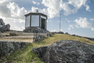 Bir dağın tepesinde küçük kilise