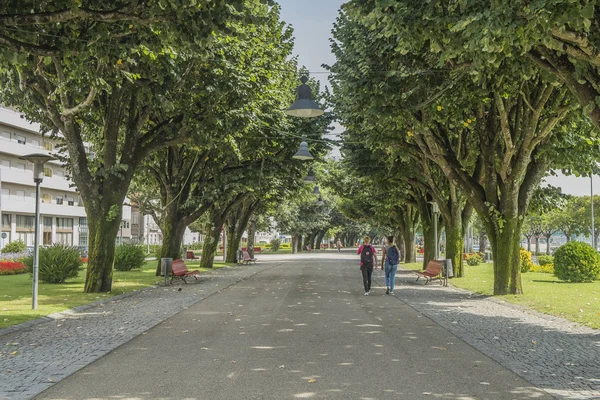 Jeune couple marchant dans le parc — Photo