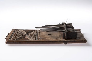 Beyaz arka plan üzerinde izole Afrika el yapımı müzik enstrümanı