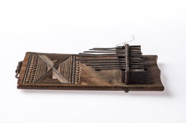 Beyaz arka plan üzerinde izole Afrika el yapımı müzik enstrümanı