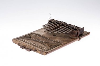 Beyaz arka plan üzerinde izole Afrika el yapımı müzik enstrümanı