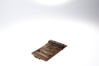 Beyaz arka plan üzerinde izole Afrika el yapımı müzik enstrümanı