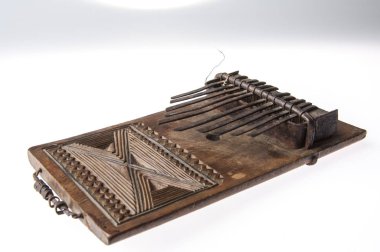 Beyaz arka plan üzerinde izole Afrika el yapımı müzik enstrümanı