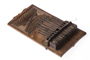 Beyaz arka plan üzerinde izole Afrika el yapımı müzik enstrümanı
