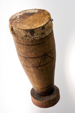 Beyaz arka plan üzerinde izole Afrika el yapımı müzik enstrümanı