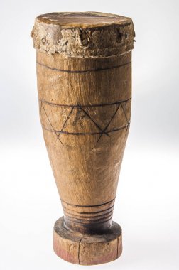 Beyaz arka plan üzerinde izole Afrika el yapımı müzik enstrümanı