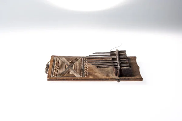Afrikanisches handgemachtes Musikinstrument isoliert auf weißem Hintergrund — Stockfoto