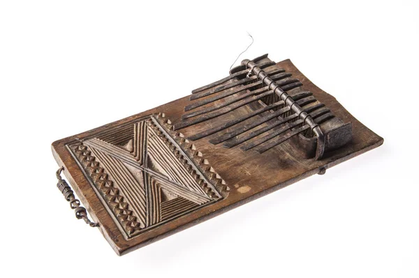 Africano instrumento de música artesanal isolado no fundo branco — Fotografia de Stock